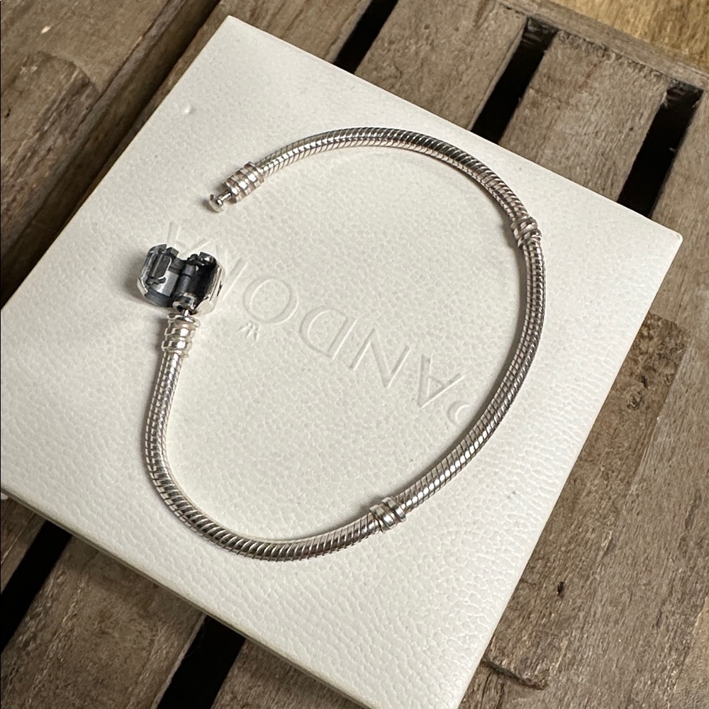 Pandora great shape sterling silver signature barrel clasp s925 charm bracelet - Picture 4 of 5